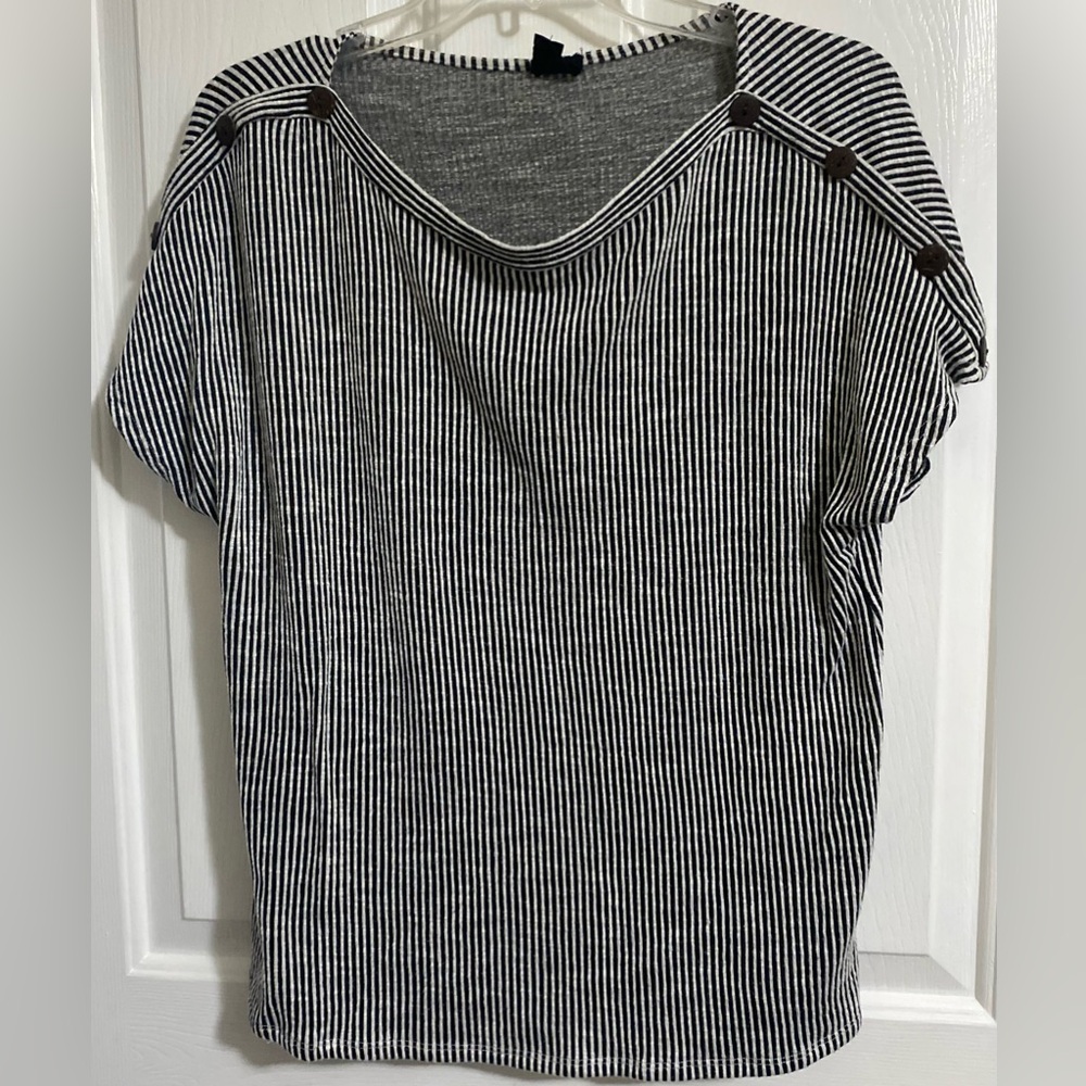 W5-WOMENS STRIPED BLACK AND WHITE TOP - Picture 7 of 13
